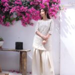 Mahira Khan Instagram - Bring back the big shalwars and choti kameez🫰🏼 👗 @iqbalhussainofficial 💄 @iambabarzaheer 📸 @shahbazshaziofficial