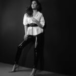 Mahira Khan Instagram - I never meant to cause you any sorrow I never meant to cause you any pain’ I only wanted to, one time to see you laughing … 🎧 📸 @shahbazshaziofficial 💄 @iambabarzaheer