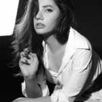 Mahira Khan Instagram - I never meant to cause you any sorrow I never meant to cause you any pain’ I only wanted to, one time to see you laughing … 🎧 📸 @shahbazshaziofficial 💄 @iambabarzaheer
