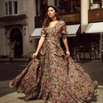 Mahira Khan Instagram - As usual it went 🍇 👗 @saniamaskatiya 💎 @ayeshaccessories 💄 @famidamua 💇🏻‍♀️ @aamirnaveedhair 📸 @shakeelbinafzal