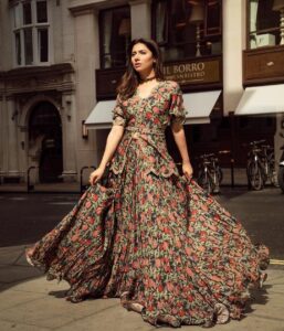 Mahira Khan Instagram - As usual it went 🍇 👗 @saniamaskatiya 💎 @ayeshaccessories 💄 @famidamua 💇🏻‍♀️ @aamirnaveedhair 📸 @shakeelbinafzal