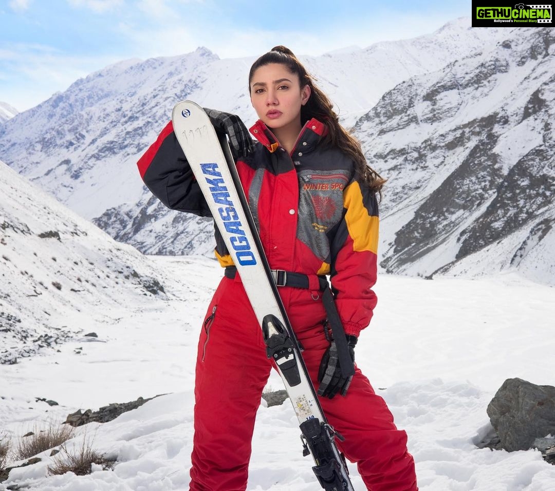 Mahira Khan Instagram - Pakistan, The Land of Hidden Treasures.. 🇵🇰🗻🌊🌖💕☘️ The video is out on Youtube, check the link in bio. Make up - @anamfarooqkhan_makeup Hairstylist - @nidakhan.hairstylist 📸 @shahbazshaziofficial Styling @arbaqanchangezi @ahadrazamir @pakistanexpo2020 #PakistanTheLandofHiddenTreasures #PakistanPavilion #Expo2020 #Expo2020dubai