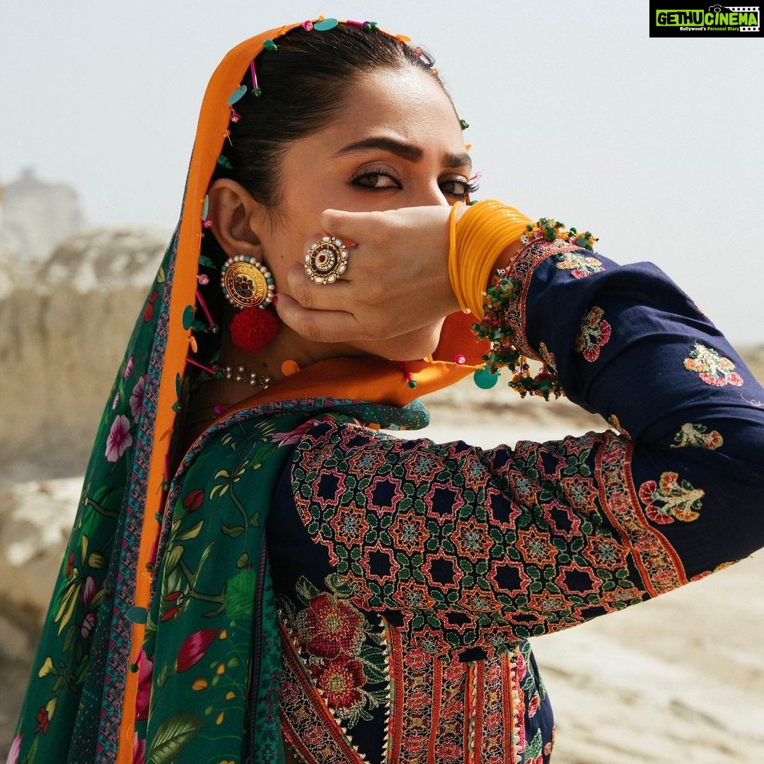 Mahira Khan Instagram - SS Luxury Lawn’22 by Hussain Rehar – رھگولی is Live Now! Book your favourite articles from this splendid collection for the upcoming summer season! ✨ https://www.hussainrehar.com/collections/rahgoli #hussainrehar #rahgoli #luxurylawn22 #luxurylawnbyhussainrehar #unstitched