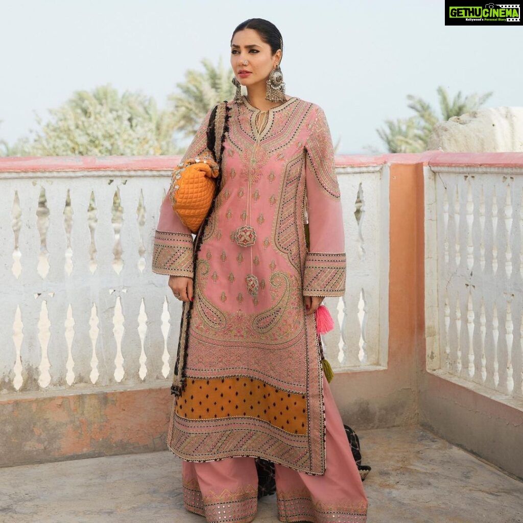 Mahira Khan Instagram - SS Luxury Lawn’22 by Hussain Rehar – رھگولی is Live Now! Book your favourite articles from this splendid collection for the upcoming summer season! ✨ https://www.hussainrehar.com/collections/rahgoli #hussainrehar #rahgoli #luxurylawn22 #luxurylawnbyhussainrehar #unstitched