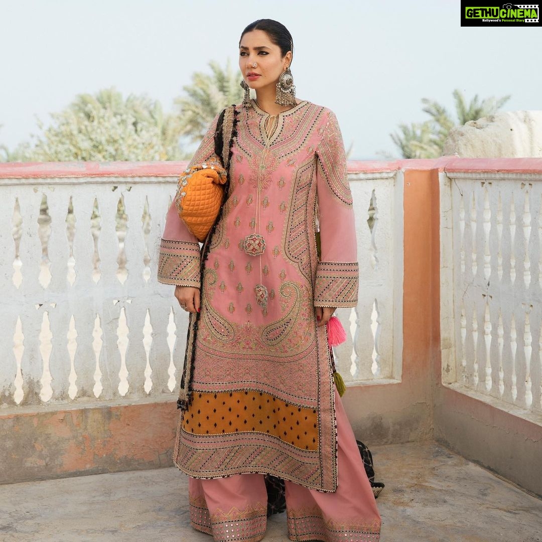 Mahira Khan Instagram - SS Luxury Lawn’22 by Hussain Rehar – رھگولی is Live Now! Book your favourite articles from this splendid collection for the upcoming summer season! ✨ https://www.hussainrehar.com/collections/rahgoli #hussainrehar #rahgoli #luxurylawn22 #luxurylawnbyhussainrehar #unstitched