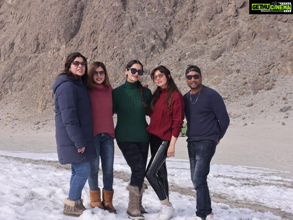 Mahira Khan Instagram - Peeechaaaayy… Toh dekho 👀 Cold Desert, Skardu
