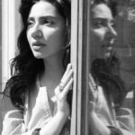 Mahira Khan Instagram - Jo hai tera.. labh jaaye ga.. kar ke koi bahaana.. 💌🕊 📸 @shahbazshaziofficial catching a rare moment.. where my face is looking like how my heart is feeling x
