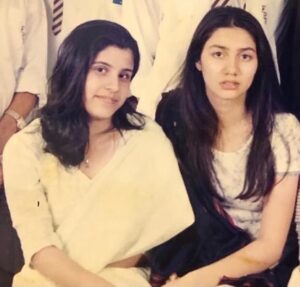 Mahira Khan Instagram - Meray dil ka tukraa.. my whole heart,

What do I say that I haven’t said before? What do I write that you don’t know already?  You know it all. 

But have I ever told you this before - 

 Tum meri har dua mein shaamil ho… dosti nahi yeh Ishq hai. 

🤍

Happy birthday my favorite, my one and my only Insia.. @insiafaisal 

I love you.. till the end of time and beyond. 

Yours,

Always
💋♥️