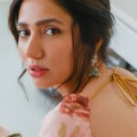 Mahira Khan Instagram - Bikharney ka mujh ko shauq hai bara.. samathey ga mujh ko, tu bata zara.. 🥀 📸 @mehlum.sadriwala 👗 @rehstorepk 💄 @iambabarzaheer