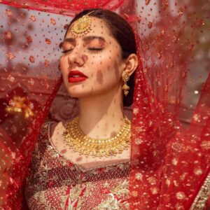 Mahira Khan Instagram - 🌹 خورشید 🌹

@faizasaqlain 
@iambabarzaheer 
@nidakhan.hairstylist 
@ashnakhanofficial 
@hashimali90