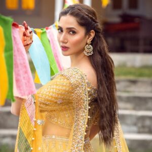 Mahira Khan Instagram - 𝓕𝓸𝓻 𝓚𝓱𝓾𝓻𝓼𝓱𝓮𝓮𝓭 .... 𝓕𝓻𝓸𝓶 @faizasaqlain 

꧁꧂

Makeup artist @iambabarzaheer 
Hairstylist @nidakhan.hairstylist 
Art director @hashimali90 
Photography @ashnakhanofficial