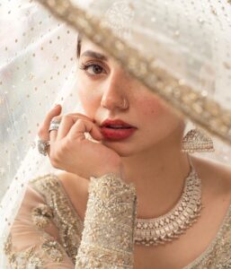 Mahira Khan Instagram - ‎…بیگم  خرشید کے نام

𝓕𝓸𝓻 𝑲𝒉𝒖𝒓𝒔𝒉𝒆𝒆𝒅... 𝑭𝒓𝒐𝒎, @faizasaqlain ❥

Make up @iambabarzaheer 
Hairstylist @nidakhan.hairstylist 
Photographer @ashnakhanofficial 
Art director  @hashimali90 
Jewellery @amnashariff.jewelry