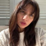 Mahira Khan Instagram - I went for a trim.. and first I asked for him to dye my hair pink and they all freaked out ( I will do it.. Im gonnaaa do it).. and then after the trim I went back and said cut me a fringe. I came back home and my mother went - Ya Allah! 🤷🏻‍♀️ Is it a post two time Covid survivor thing? Mid life crisis? God knows.. all I know is I’ve never been the one who dyed my hair in school/ college.. not even a piercing here and there.. And this felt good. Just doing something on a whim. So yeah… I’m freshly omicron negative and insanely life positive. ♥️❤️‍🔥 P.S all tips for maintaining a fringe are welcome! Also… thank you @adeelansariofficial @mouzamhussainstylist @nabila_salon xx