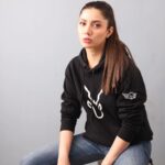 Mahira Khan Instagram - Zalmi zalmi zalmi 👊🏼🇵🇰 @peshawarzalmipk 📸 @shahbazshaziofficial @adnanansariofficial @iamazeemabbasi 💋 #YellowStorm #Zalmi #Zalmi2022