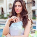 Mahira Khan Instagram - Filmfare ME✨💅 👗 @georgeschakraofficial 💄 @iambabarzaheer 💎 @bulgari 🧚🏼‍♀️ @manekaharisinghani 📸 @uthman_studio