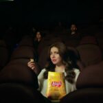 Mahira Khan Instagram - Lays Ke Saath #JoyHaiSharingMain 💖💛💝 @layspakistan @lays Director @umaranwar Makeup @adnanansariofficial Hair @iambabarzaheer Styling @mavikayanistylist