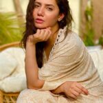 Mahira Khan Instagram - My dearest white shalwar kameez, It’s true, I’ve been cheating on you. I’m kinda in love with the Kaaftan. But, you will always be my first love. Can we somehow make this work? Please. Yours X P.S thank you @imansheikhbukhary I want some moreee 💘