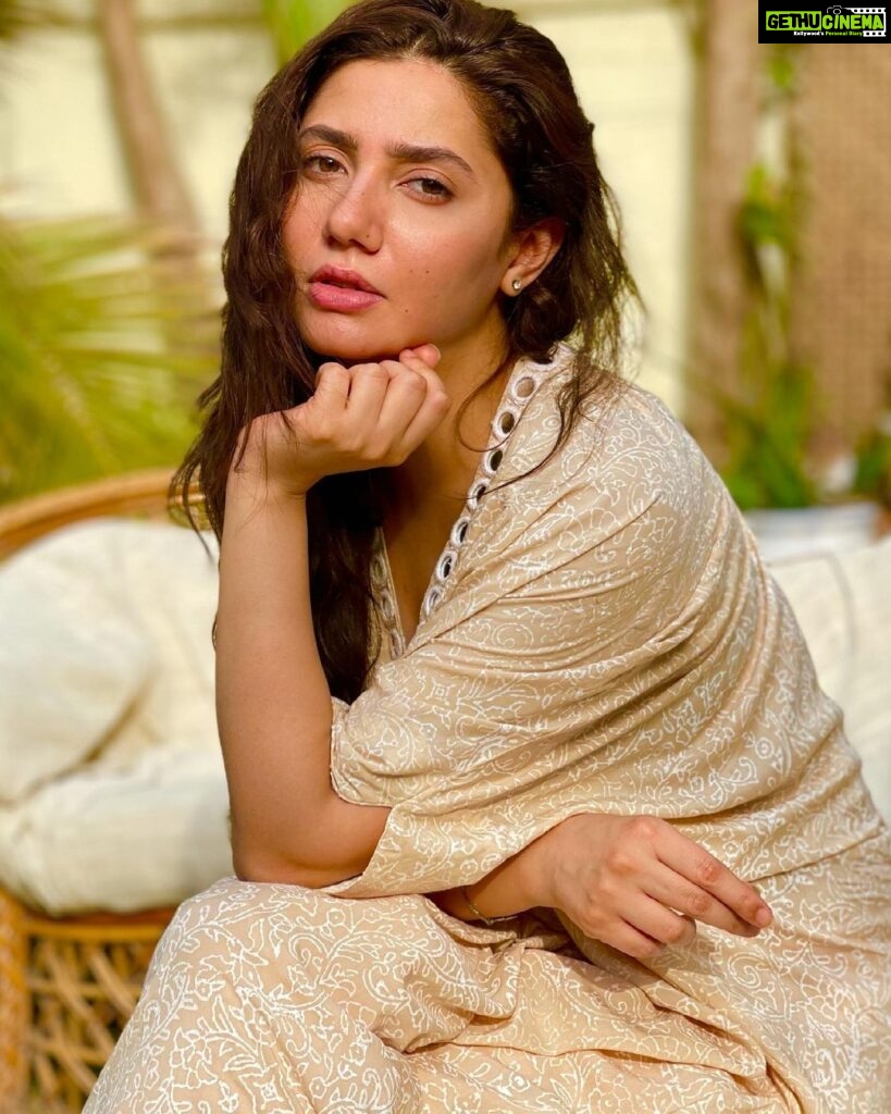 Mahira Khan Instagram - My dearest white shalwar kameez, It’s true, I’ve been cheating on you. I’m kinda in love with the Kaaftan. But, you will always be my first love. Can we somehow make this work? Please. Yours X P.S thank you @imansheikhbukhary I want some moreee 💘