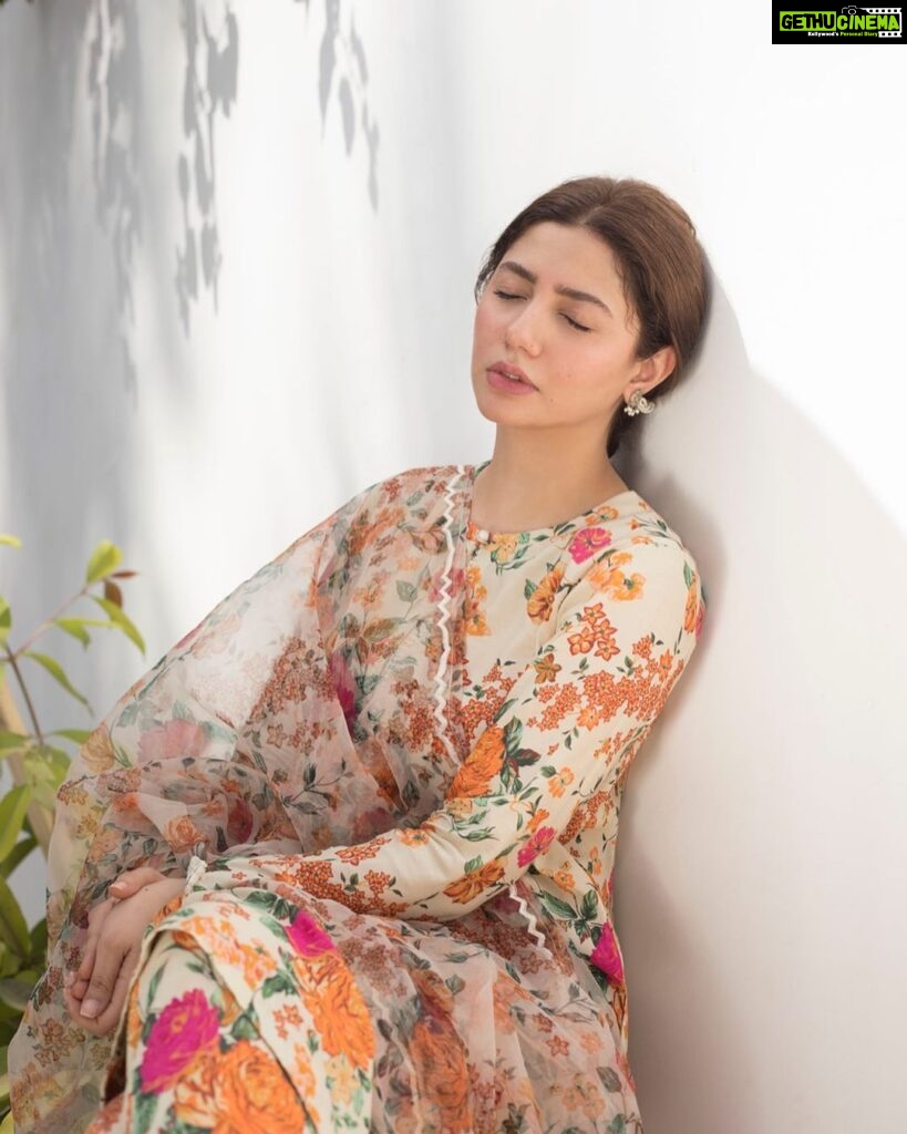Mahira Khan Instagram - جب تم رُکو ۰۰۰ بہار رُکے ، چاندنی رُکے 🌸