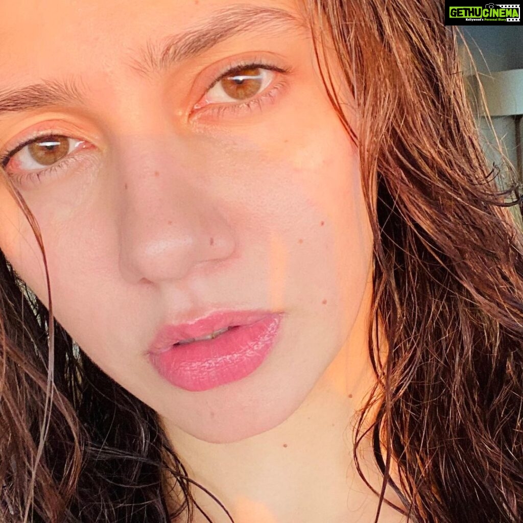 Mahira Khan Instagram - Of pores and moles xx P.S. 100 points for getting the correct mole count on my face 💁🏻‍♀️