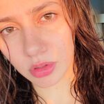 Mahira Khan Instagram – Of pores and moles xx

P.S. 100 points for getting the correct mole count on my face 💁🏻‍♀️