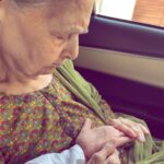 Mahira Khan Instagram - Tender mercies 🤍ٱلْحَمْدُ لِلَّٰهِ میری نانی 🕊 P.S My Nani reads my hand nearly everyday and tells me the same thing - ’dil toh acha hai..’ rest she can’t make out.. ♥️ Favorite Place