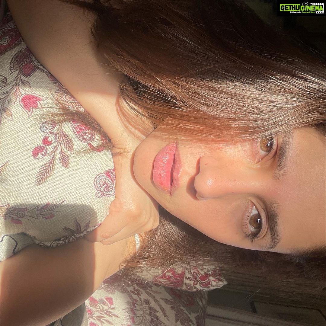Mahira Khan Instagram - Mr. Sun is my favorite filter 🌻