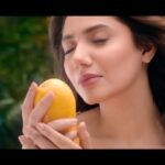 Mahira Khan Instagram - Pure Mango Pleasure 🍋🌻 @slicepakistan 💛 Director @asimrazatvf Makeup @iambabarzaheer Hair @nidakhan.hairstylist Styling @mavikayanistylist Vocals @aima_baig_official 💛
