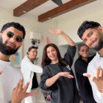 Mahira Khan Instagram - Who is coolest? 😏 #mahirakhan #quickstyle Karachi, Pakistan