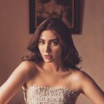 Mahira Khan Instagram - Lady in the frame behind me looks like she was living a good one 😌 @divamagazinepakistan @iambabarzaheer @shahbazshaziofficial @umarsayeedcoutureofficial