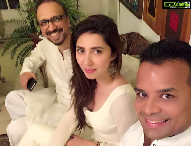 Mahira Khan Instagram - People always ask me why I post so many photos of my team, particularly my make up artists. Most of the time I donβt know how to answer that ππ»ββοΈ Today as I write a post for Adnan, I thought Iβd share this with all of you - Adnan was an asst. makeup artist at Nabilas when I was a VJ at MTV. We were all sent to Nabilas for a makeover, I wasnβt ready to get anything done so I was assigned to Adnan. We sat there literally twiddling our thumbs. I remember laughing at everything he said. This was 2006/7. 15 years later and he is still my make up artist- well to the world at least. For me, he is so much more than that. Heβs my friend, my brother, my keeper of secrets.. he knows when Iβm upset and knows how to make me smile. He has seen me cry sneakily on set and held my hand through it. I have held him in my arms when he has broken down. We have laughed, cried, danced all night, ate like crazy, travelled the world... all of it.. together.. he is my family. I am so grateful to my job and the universe for surrounding me with people I love so much. Alhumdulillah. So to answer the question.. is quite simple - I am, because of them. Belated happy birthday my Adnan, my dil ka tukraaa π€ @adnanansariofficial πΏππ£π π¦ππ’ πππ€ππ¦π πππ πππππ£ππ π€ P.S sorry for the longish note, counting my blessings. Also Ramzan Mubarak to all β¨πΈππΌ