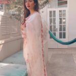 Mahira Khan Instagram - Eid Mubarak to all my lovelies 🌸💕 May this be a blessed one for all of us. Ameen. Thank you my pretty eid ka jora @sfkbridals 💘🍬 Happy birthday my darling brothaaaa @hissankhann 💘