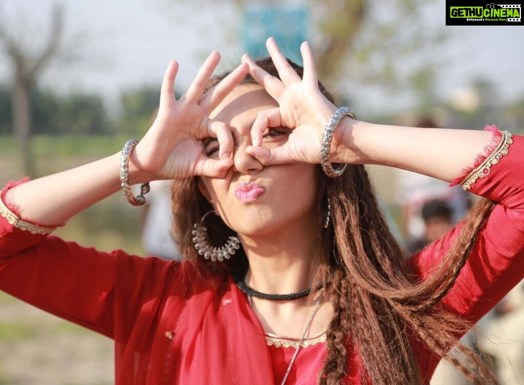 Mahira Khan Instagram - Mukkho nu Maula na maaray teh Mukkho nai mardi ♥️ See you at the movies. Only love x