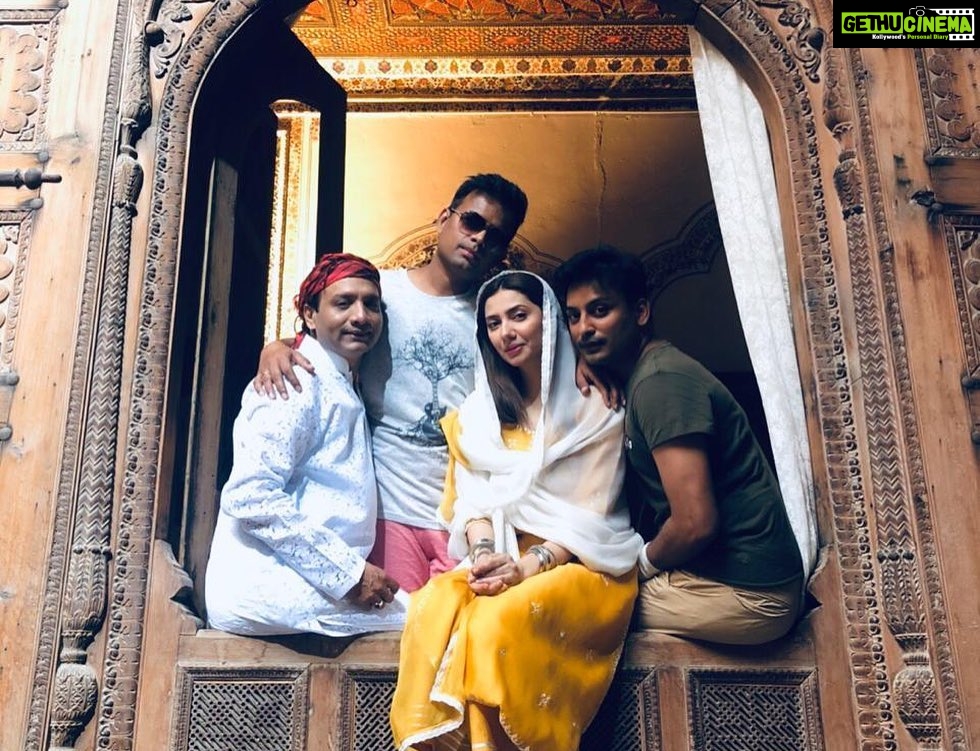 Mahira Khan Instagram - People always ask me why I post so many photos of my team, particularly my make up artists. Most of the time I donβt know how to answer that ππ»ββοΈ Today as I write a post for Adnan, I thought Iβd share this with all of you - Adnan was an asst. makeup artist at Nabilas when I was a VJ at MTV. We were all sent to Nabilas for a makeover, I wasnβt ready to get anything done so I was assigned to Adnan. We sat there literally twiddling our thumbs. I remember laughing at everything he said. This was 2006/7. 15 years later and he is still my make up artist- well to the world at least. For me, he is so much more than that. Heβs my friend, my brother, my keeper of secrets.. he knows when Iβm upset and knows how to make me smile. He has seen me cry sneakily on set and held my hand through it. I have held him in my arms when he has broken down. We have laughed, cried, danced all night, ate like crazy, travelled the world... all of it.. together.. he is my family. I am so grateful to my job and the universe for surrounding me with people I love so much. Alhumdulillah. So to answer the question.. is quite simple - I am, because of them. Belated happy birthday my Adnan, my dil ka tukraaa π€ @adnanansariofficial πΏππ£π π¦ππ’ πππ€ππ¦π πππ πππππ£ππ π€ P.S sorry for the longish note, counting my blessings. Also Ramzan Mubarak to all β¨πΈππΌ