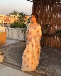 Mahira Khan Instagram - 🍯

Swipe right to see Babar cutting my light, as always ✋🏼

@mashionpk x @saniamaskatiya