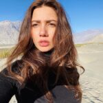 Mahira Khan Instagram - I miss the mountains.. I miss the feeling of being amongst these beautiful giants - most alive and insanely grateful. No words can really describe that feeling.. just, that I miss it. Can’t wait to go back.. until next time x P.S miss the company just as much. I adore adore you girls @nidaykhan @anamfkhan @seherhafeez 💘 Cold Desert, Skardu