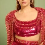 Mahira Khan Instagram - 🫦🔥 Only you you @farazmanan thank you 💕 Wouldn’t have had anyone else do my make up for tonight.. love you guys. @maramaabroobeauty 💕 @kiranfinejewellery 💇🏻‍♀️ @iambabarzaheer 💋 🎥 @abdulah_mehr