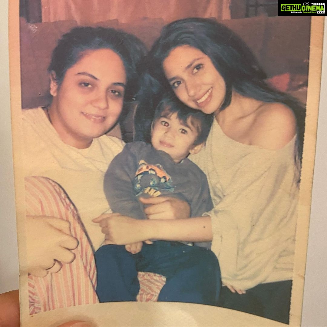 Mahira Khan Instagram - Teri jeet meri jeet...Teri haar meri haar, Sun aye meray yaar. Tera gham mera gham, Meri jaan, Teri jaan. Aisaaa apna pyaaaar ππ€ Mine, my my my my ... I love you till forever and beyond. You came into my life like an angel my naroo... and you are the same for my azzu. Humari dosti aur mohabbat hamesha qaim rahey. Ameen. In gratitude every single moment for you.. @naroodharani β₯οΈ Yours X Bottom of My Heart