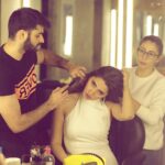 Mahira Khan Instagram - Whaattaaa team 🌈✨💫 @omayrwaqar @mavikayanistylist 📸 @shahbazshaziofficial P.S They took their masks off for this photo 😷 @seherhafeez invisible glue - the name is Seher, SeherBond 😘