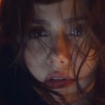 Mahira Khan Instagram - It’s been a while since I enjoyed reading the copy of an ad, it’s also been a while since everyone on a set worked together with so much synergy and love ♥️ Hawaoon se kaho meri sumth chala karein 🕊🕊 @adnanmalik1 @iambabarzaheer @mavikayanistylist @ibrahimzengin #MezanUltraRichPremiumTea #Harpiyalidilwali #Mezan#Tea