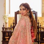 Mahira Khan Instagram - ‘𝓟𝓻𝓮𝓮𝓽 𝓛𝓪𝓻𝓲’🥀 ℳℴ𝒽𝓈𝒾𝓃 𝒩𝒶𝓋ℯℯ𝒹 ℛ𝒶𝓃𝒿𝒽𝒶 @mohsin.naveed.ranjha 🥀 📸 @natashazubair 💄 @omayrwaqar 💍 @hamnaamirjewelry Anjaan Galli