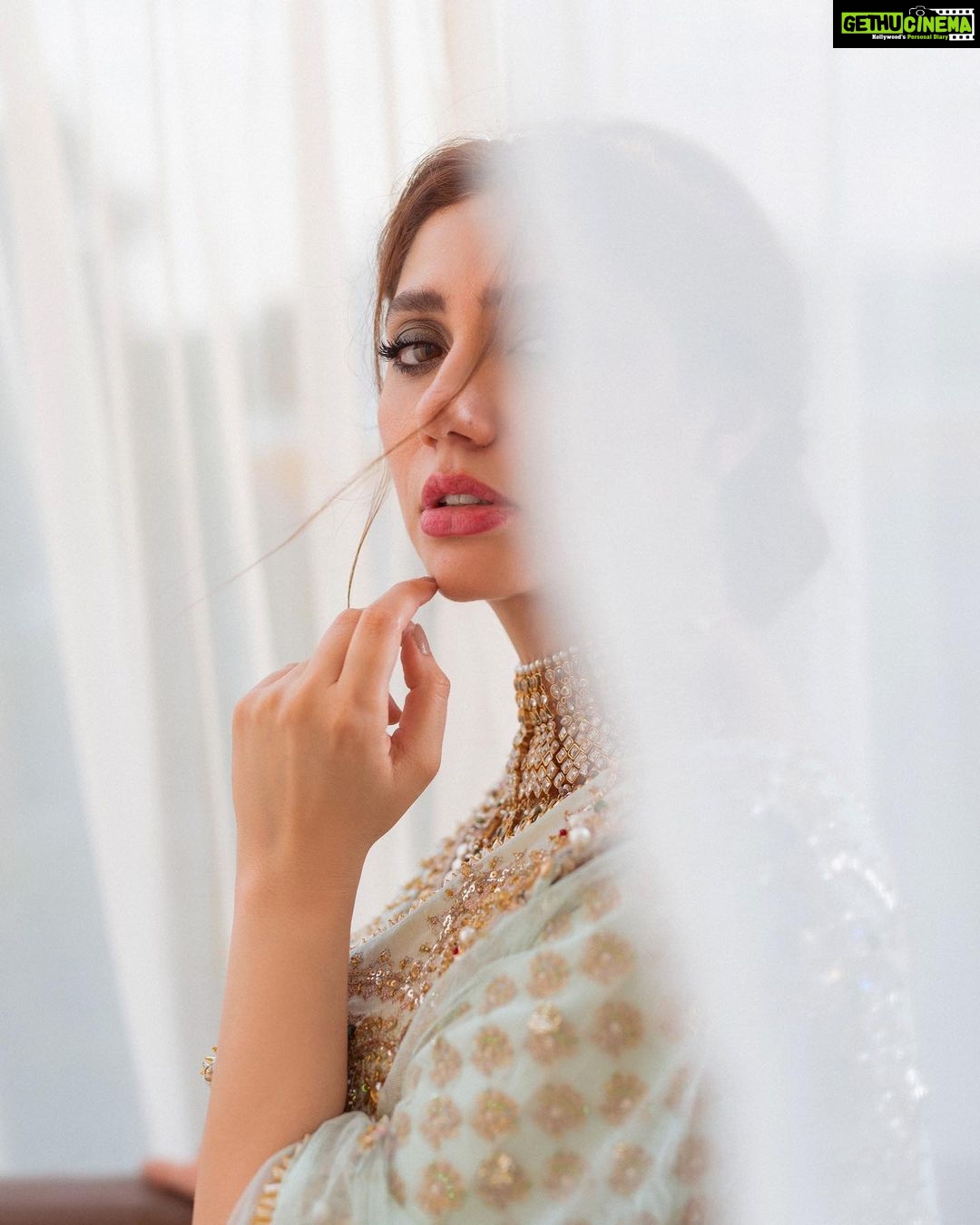 Mahira Khan Instagram - โ๐๐ป๐ฎ๐ฎ๐ฝ ๐๐ช๐ป๐ฒโ๐ฅ โณโด๐ฝ๐๐พ๐ ๐ฉ๐ถ๐โฏโฏ๐น โ๐ถ๐๐ฟ๐ฝ๐ถ @mohsin.naveed.ranjha ๐ฅ ๐ธ @natashazubair ๐ @omayrwaqar ๐ @hamnaamirjewelry Anjaan Galli