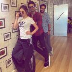 Mahira Khan Instagram - Looootaaaaa re loota Fahad ne nabeel ka chashma looota 🕶 P.S only one in shape and fit is ofcourse Hero saaab @mustafafahad26 🤷🏻‍♀️ @nabqur 👀👀 Oh also... we sawww the teaser of #quaideazamzindabad and itsss 💣💣💣