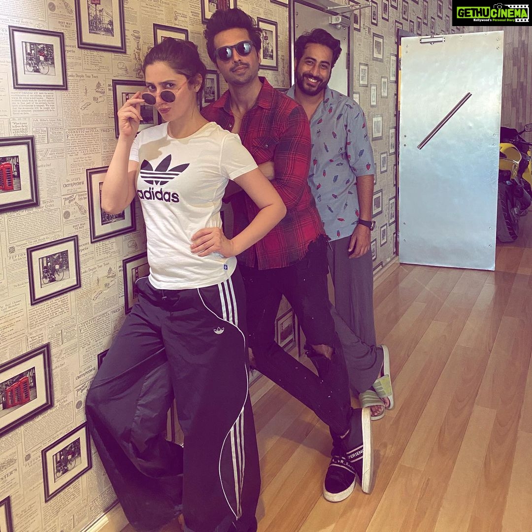 Mahira Khan Instagram - Looootaaaaa re loota Fahad ne nabeel ka chashma looota 🕶 P.S only one in shape and fit is ofcourse Hero saaab @mustafafahad26 🤷🏻♀️ @nabqur 👀👀 Oh also... we sawww the teaser of #quaideazamzindabad and itsss 💣💣💣