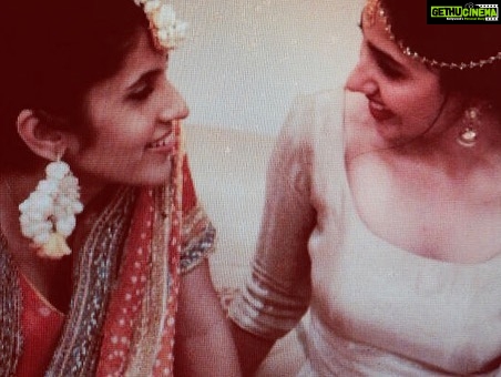Mahira Khan Instagram - Meri insia, Dost nahi pehla pyaaar ho tum. Jaaaan se zyaada aziz ho tum. Meray jigar ka tukda ho tum. Khush raho hamesha.. Ameen. Saalgirah Mubarak @insiafaisal 🌻 Sirf tumhari, ماہرہ 🌻 𝑇ℎ𝑖𝑠 𝑠𝑜𝑛𝑔/𝑖𝑚𝑎𝑔𝑒 𝑟𝑒𝑚𝑖𝑛𝑑𝑠 𝑚𝑒 𝑜𝑓 𝑢𝑠...𝑠𝑡𝑎𝑛𝑑𝑖𝑛𝑔 𝑜𝑛 𝑦𝑜𝑢𝑟 𝑏𝑎𝑙𝑐𝑜𝑛𝑦, 𝑡𝑎𝑙𝑘𝑖𝑛𝑔 𝑎𝑏𝑜𝑢𝑡 𝑜𝑢𝑟 𝑙𝑖𝑣𝑒𝑠 𝑎𝑛𝑑 𝑡ℎ𝑎𝑡 𝑓𝑒𝑒𝑙𝑖𝑛𝑔 𝑜𝑓 𝑘𝑛𝑜𝑤𝑖𝑛𝑔 - 𝑛𝑜 𝑚𝑎𝑡𝑡𝑒𝑟 𝑤ℎ𝑎𝑡 ℎ𝑎𝑝𝑝𝑒𝑛𝑠, 𝑤𝑒 𝑤𝑖𝑙𝑙 𝑎𝑙𝑤𝑎𝑦𝑠 ℎ𝑎𝑣𝑒 𝑒𝑎𝑐ℎ 𝑜𝑡ℎ𝑒𝑟 𝑥 Dil Ke Pass