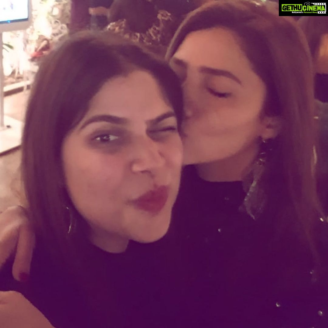 Mahira Khan Instagram - My Seher, You are one of a kind.. and Iโm so happy that I can call you mine. To many many more years of You.. to happiness, good health, crazy travel adventures, to laughter and joy, to finding delicious places to eat, to believing in miracles, to love, to us.. to you. Ameen๐ Happy birthday lovaaaa ๐ฏ๐๐ง @seherhafeez