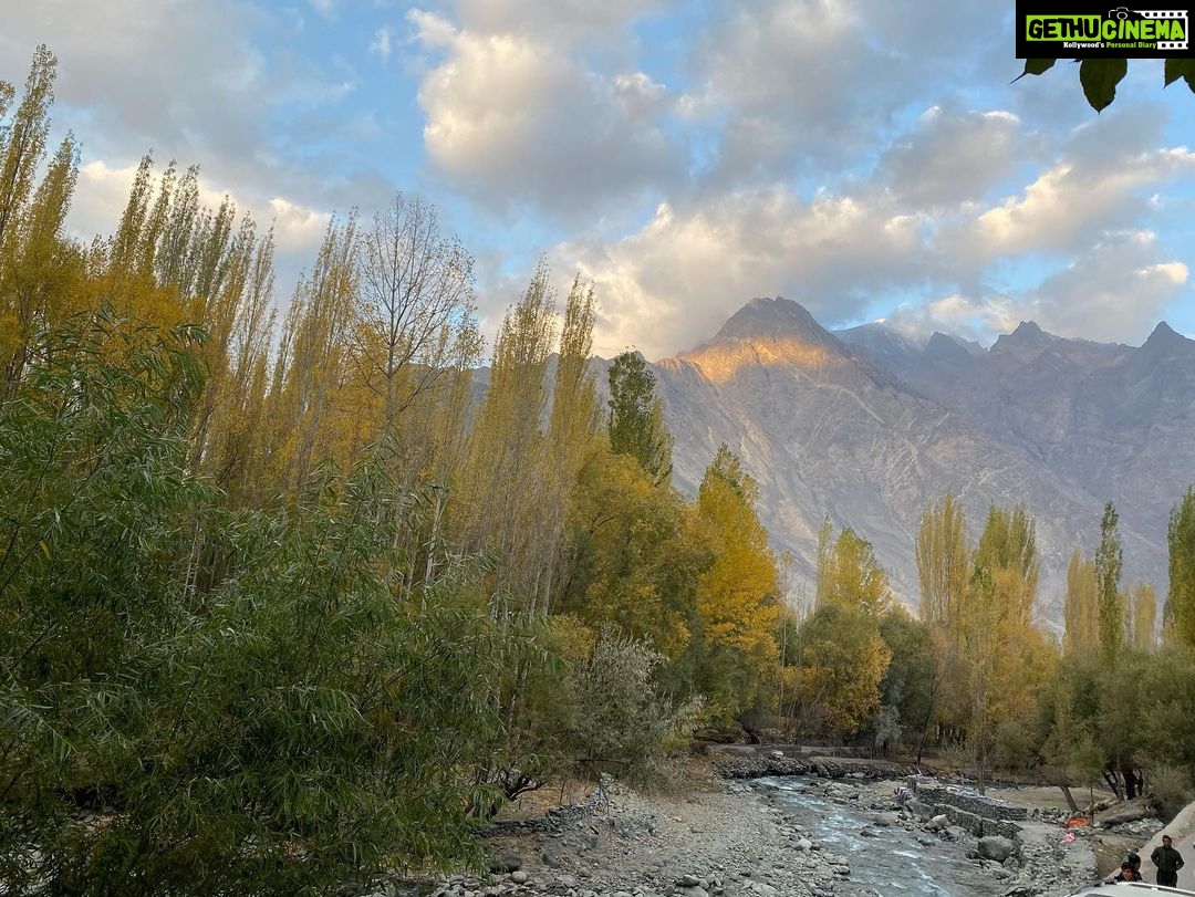 Mahira Khan Instagram - I miss the mountains.. I miss the feeling of being amongst these beautiful giants - most alive and insanely grateful. No words can really describe that feeling.. just, that I miss it. Can’t wait to go back.. until next time x P.S miss the company just as much. I adore adore you girls @nidaykhan @anamfkhan @seherhafeez 💘 Cold Desert, Skardu