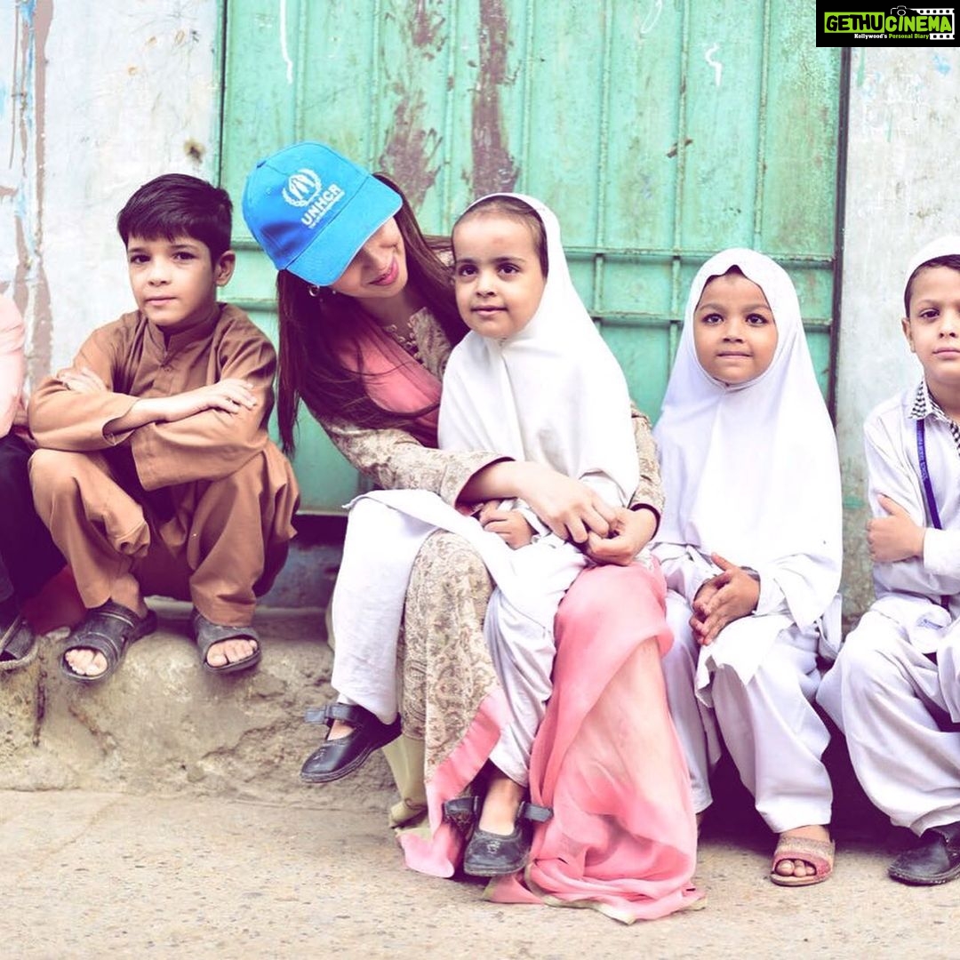 Mahira Khan Instagram - The dreams of displaced Afghans are no different than anyone else’s dreams. ✔️To have a home ✔️To send their children to school ✔️To provide for their families. They need peace to fulfil their dreams. I truly believe education is the key to success for every society. The GlobalGoals set a target of quality education for ALL. Refugees included 💕 At the #Afghanistan2020, discussions on the quality of education will help secure the future of refugee children. #Afghanistan2020 @Refugees