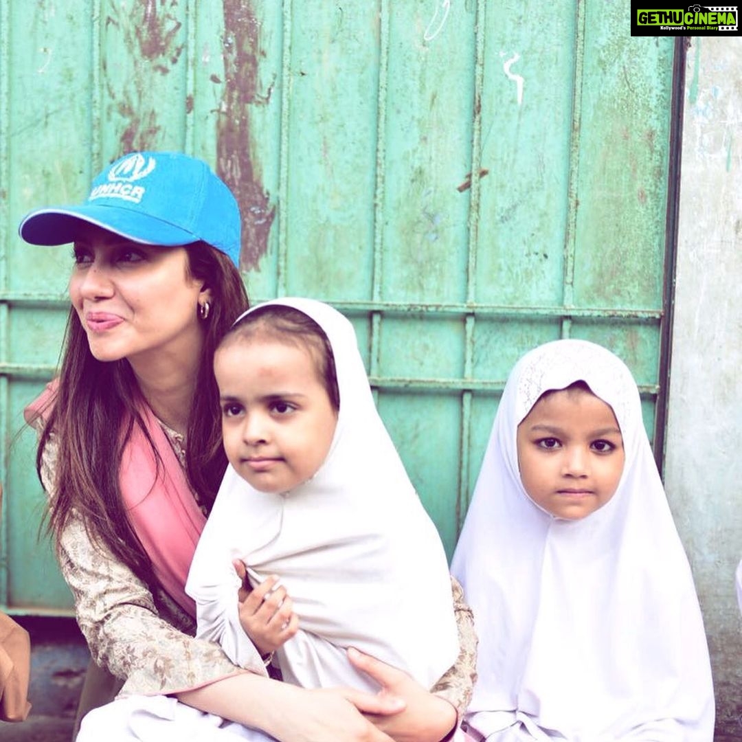 Mahira Khan Instagram - The dreams of displaced Afghans are no different than anyone else’s dreams. ✔️To have a home ✔️To send their children to school ✔️To provide for their families. They need peace to fulfil their dreams. I truly believe education is the key to success for every society. The GlobalGoals set a target of quality education for ALL. Refugees included 💕 At the #Afghanistan2020, discussions on the quality of education will help secure the future of refugee children. #Afghanistan2020 @Refugees