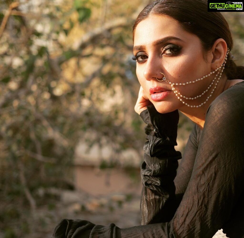 Mahira Khan Instagram - ۰۰۰لیکن پھر بھی کم نِکلے